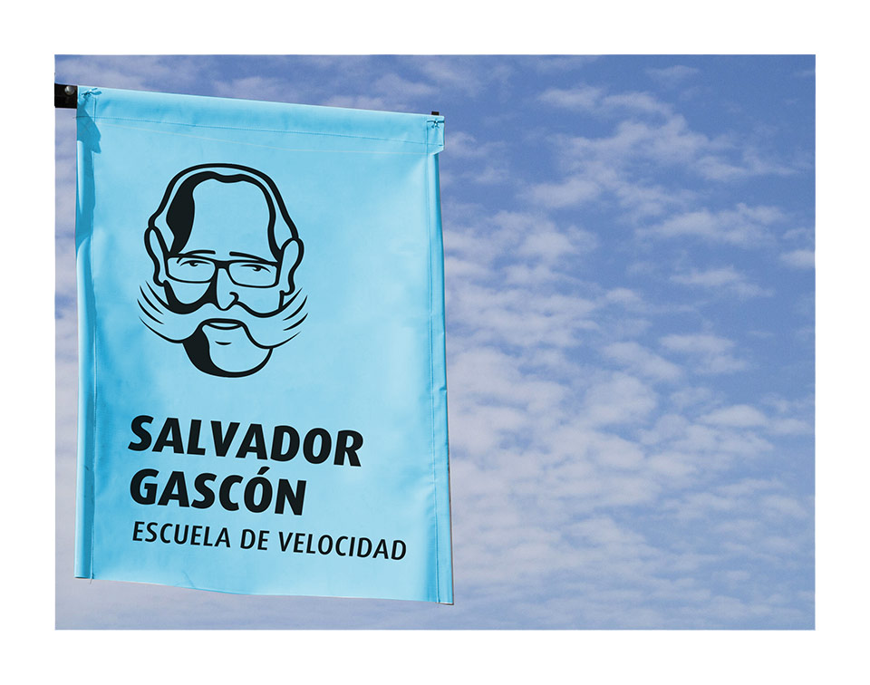 bandera_con-logotipo-salvadorgascon-escuela-de-velocidad